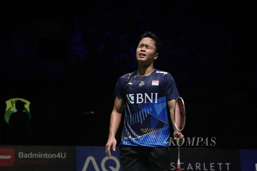Indonesian badminton men's singles player, Anthony Sinisuka Ginting, closed his eyes after being defeated by Viktor Axelsen.