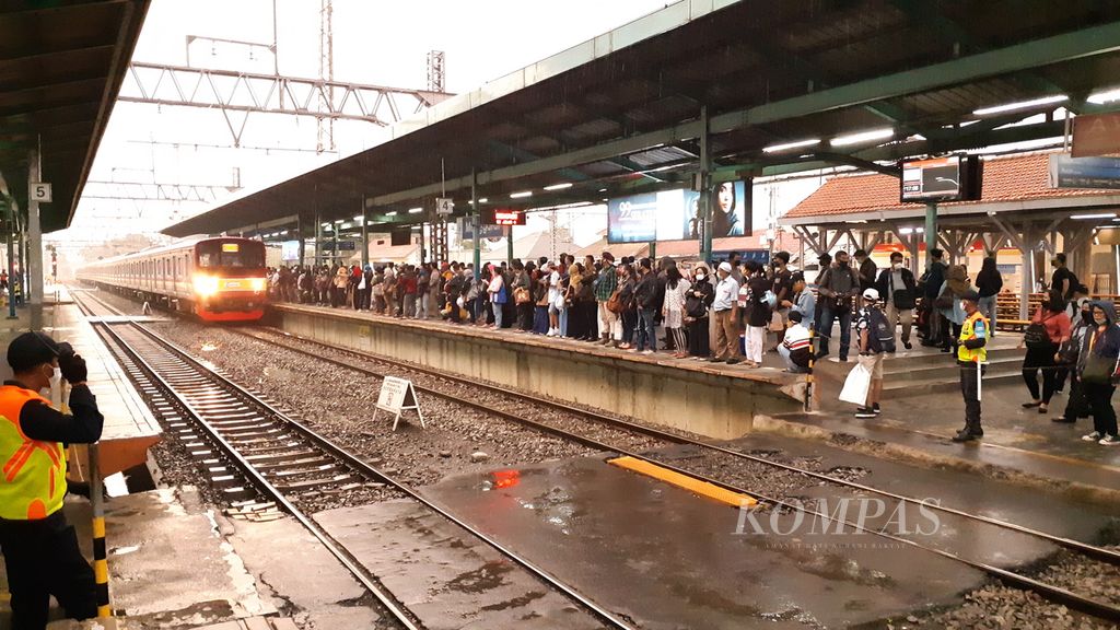 Ilustrasi-Para penumpang menunggu kedatangan KRL di Stasiun Manggarai, Jakarta Selatan, Senin (13/4/2020). 