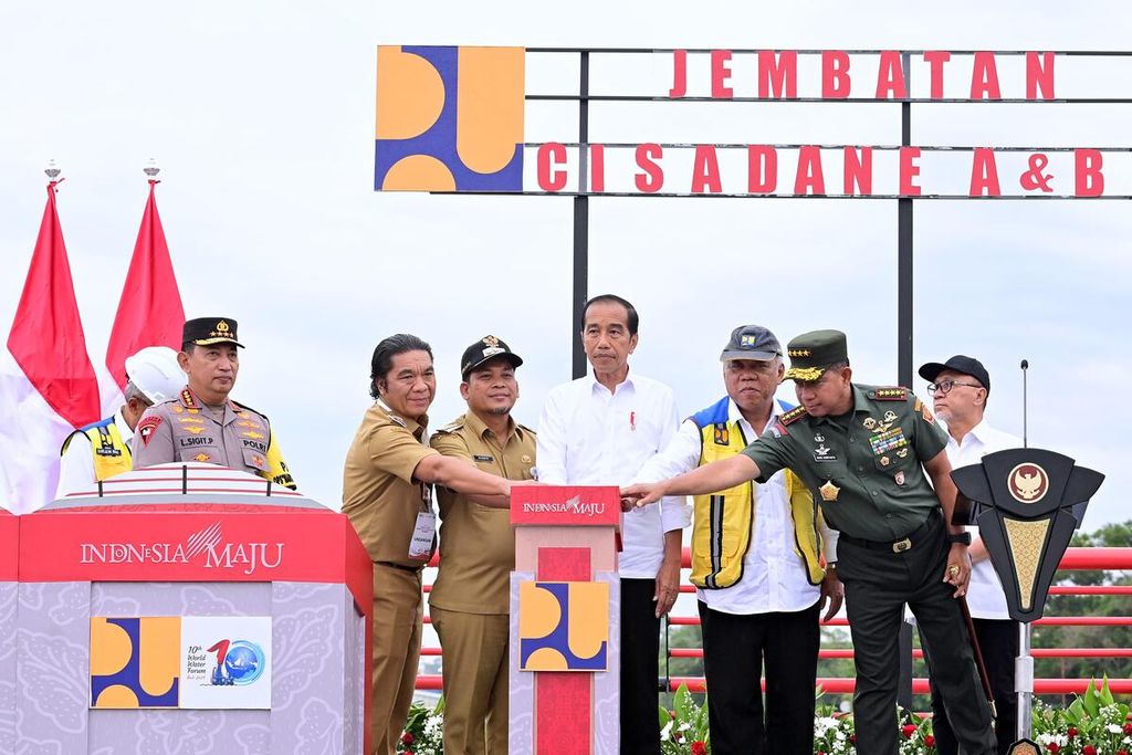 Presiden Joko Widodo kembali meresmikan tiga jembatan pengganti jembatan <i>callender hamilton</i> dalam kunjungan kerjanya ke Provinsi Banten, Senin (8/1/2024). 