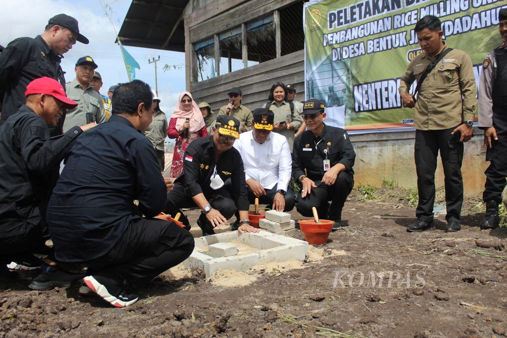 Menteri Pertanian Syahrul Yasin Limpo meletakkan batu pertama pembangunan penggilingan padi modern di Dadahup, Kabupaten Kapuas, Kalteng, Kamis (16/2/2023). Kunjungan itu dilakukan untuk memantau perkembangan <i>food estate </i>di Kalteng.