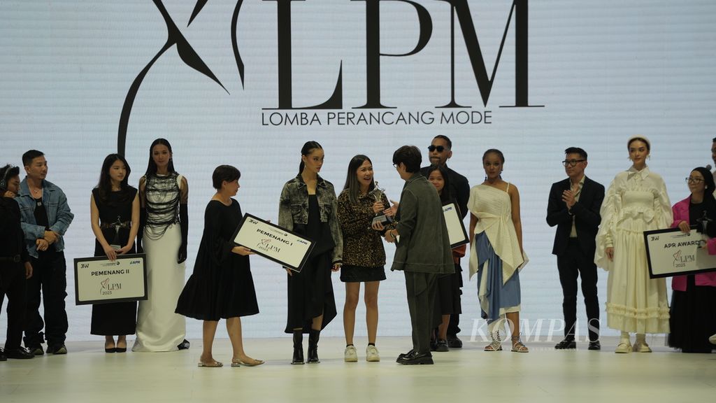 Desainer Lutfiana Rusda (tengah) menjadi juara pertama dengan judul rancangan "Jati Diri" pada Lomba Perancang Mode 2023 dalam Jakarta Fashion Week (JFW) 2024 di Pondok Indah Mall III, Jakarta Selatan, Selasa (24/10/2023). 