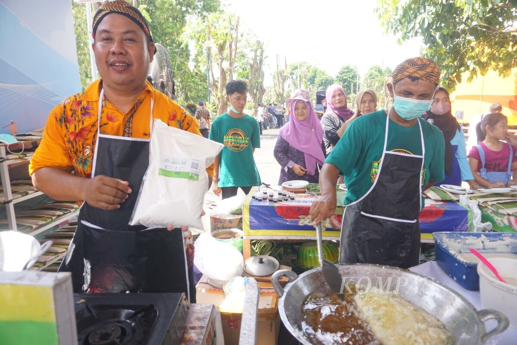 Sarwono (41) menunjukkan tepung mocaf atau tepung singkong untuk membuat mendoan di Banjarnegara, Jawa Tengah, Jumat (4/11/2022).