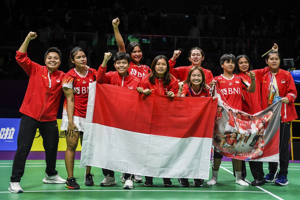 The Indonesian women's badminton team bore the Red and White flag when celebrating their victory over South Korea in the semifinals of the 2024 Uber Cup at the Chengdu Hi Tech Zone Sports Center Gymnasium, Chengdu, China, on Saturday (4/5/2024). The Indonesian women's team advanced to the final after defeating South Korea 3-2 and will meet with China.
