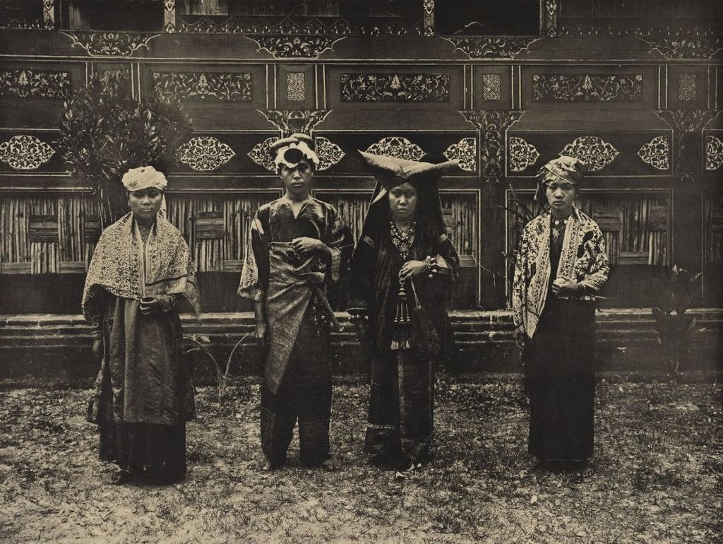 Pengantin Minangkabau di Tilatang, Agam karya Jean Demmeni sekitar 1910 (sumber: KITLV Leiden)