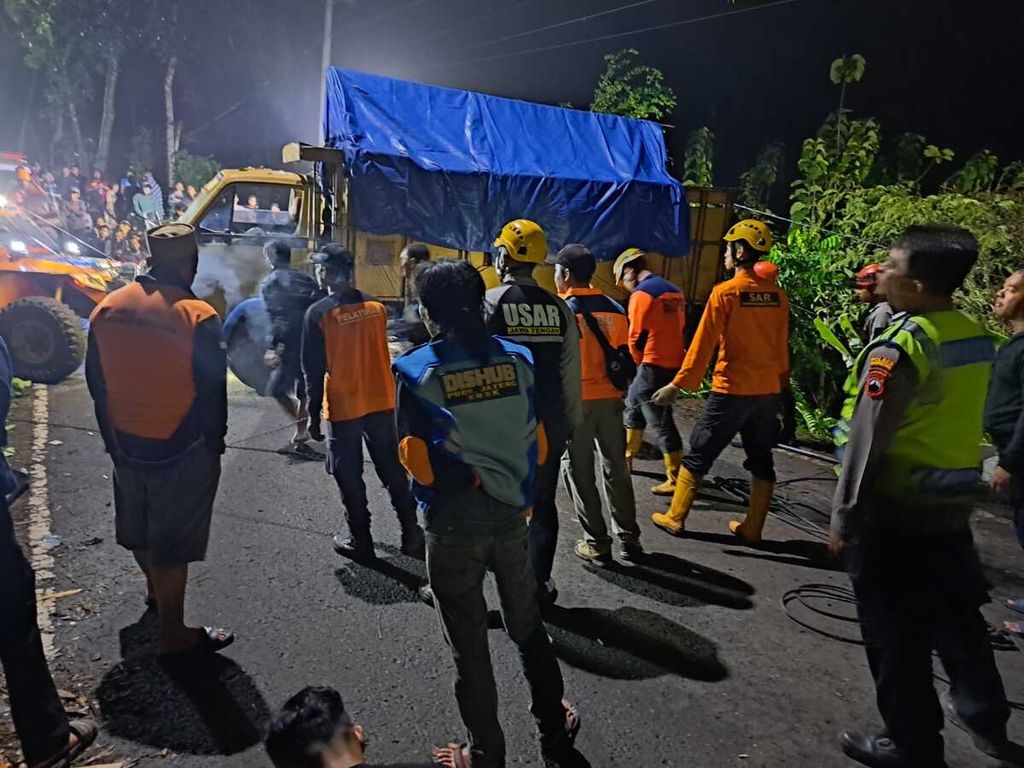 Tim gabungan berusaha mengevakuasi truk yang mengalami kecelakaan tunggal di Ketileng, Mandiraja, Banjarnegara, Jawa Tengah, Sabtu (8/7/2023) malam.