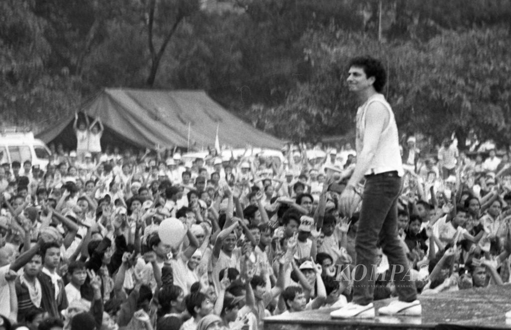 Penyanyi rock Ahmad Albar ikut menyemarakkan situasi di Parkir Timur Senayan, Jakarta, Rabu (26/5/1992). 