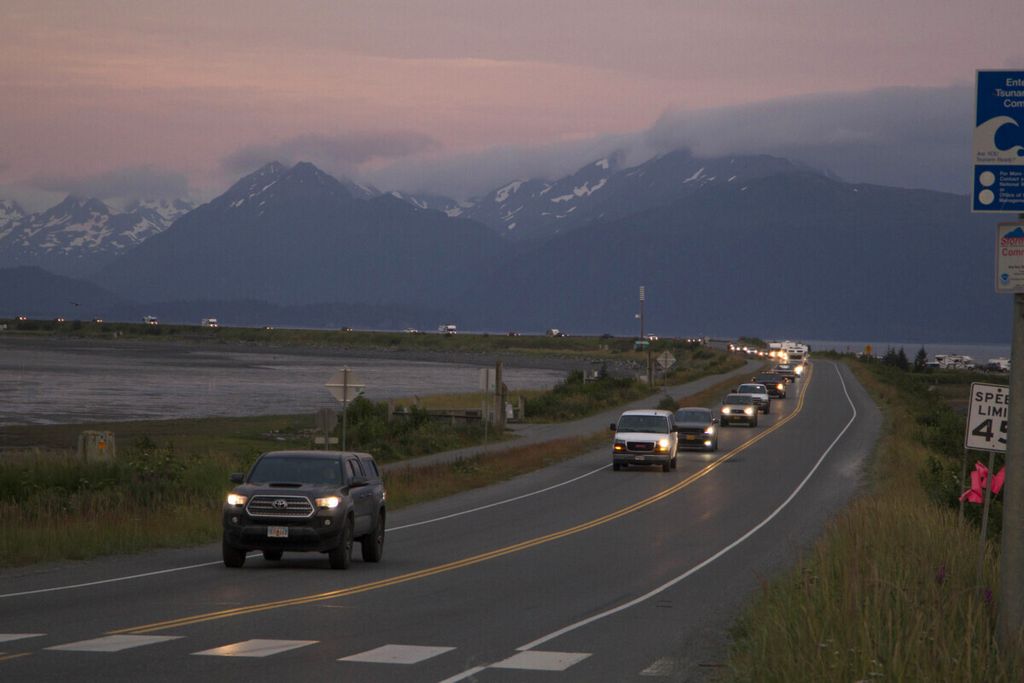 Suasana evakuasi di Homer Spit di Alaska, 28 Juli 2022, setelah peringatan dini tsunami dikeluarkan seusai gempa M 8,2. 