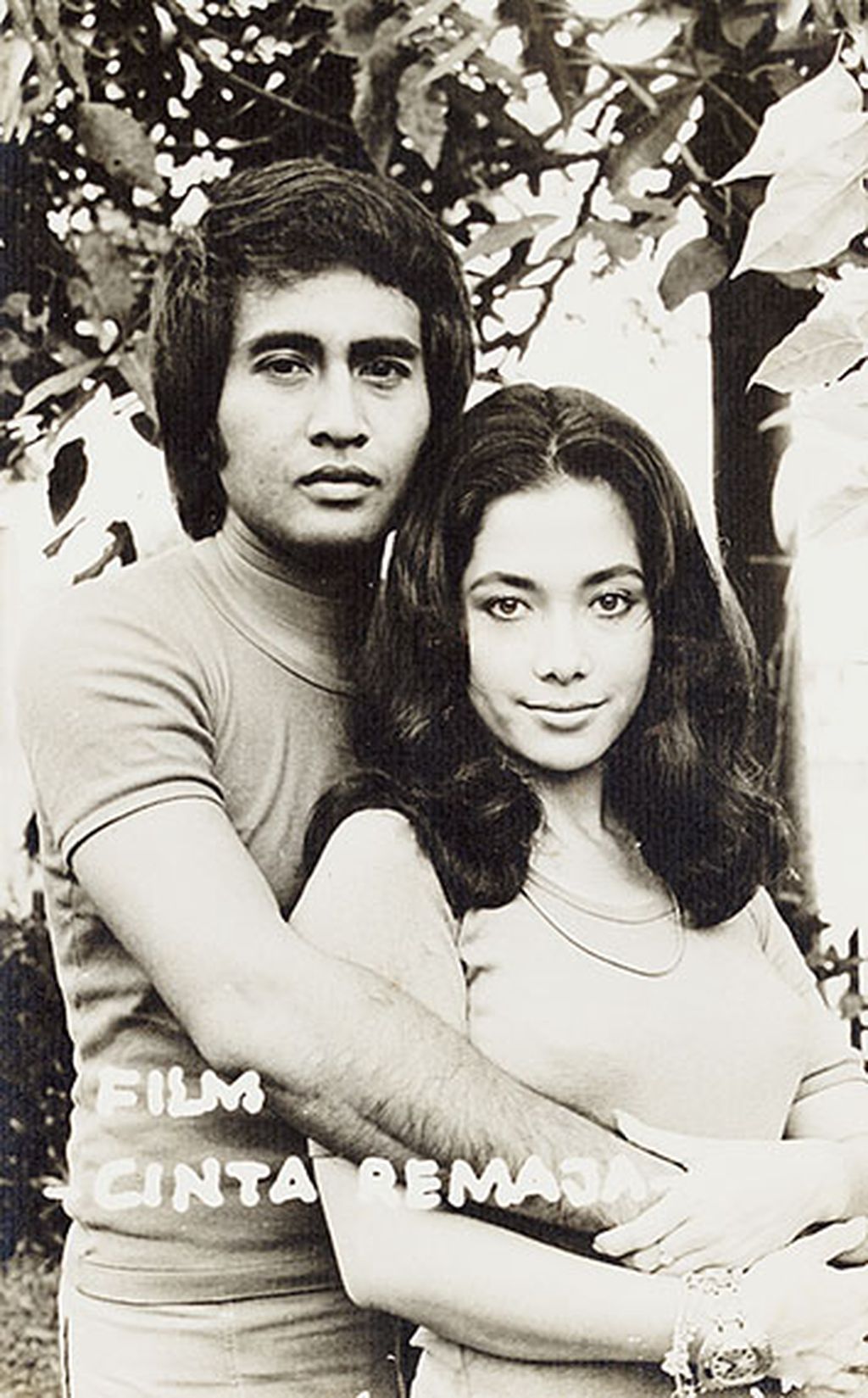 Sophan Sophiaan dan Widyawati dalam film Cinta Remaja (1974).