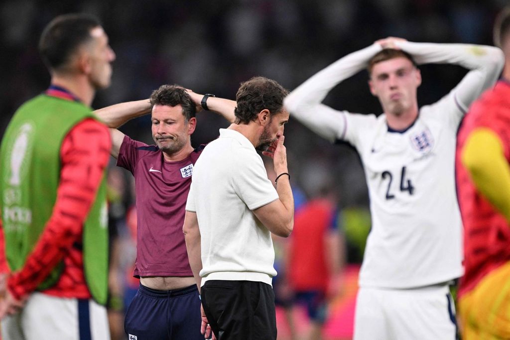 Pelatih Inggris Gareth Southgate (tengah) dan gelandang Inggris, Cole Palmer (kanan), bereaksi setelah pertandingan sepak bola final Piala Eropa 2024 antara Spanyol dan Inggris di Stadion Olimpiade Berlin, Jerman, Senin (15/7/2024) dini hari WIB.