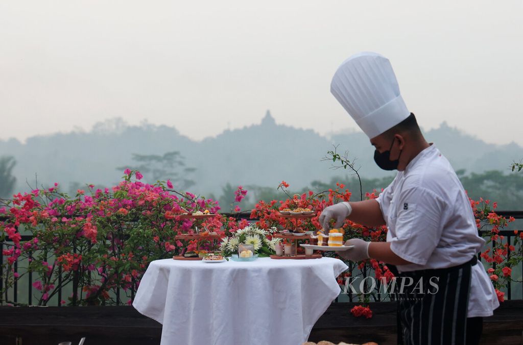 Kesibukan salah satu chef yang menyiapkan menu bagi tamu yang akan hadir pada ajang Borobudur Marathon 2023 di Plataran Borobudur, Kabupaten Magelang, Jawa Tengah, Kamis (16/11/2023). 