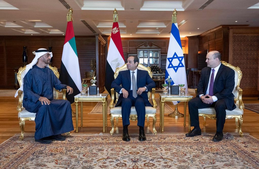(Dari kiri ke kanan) Putra Mahkota Abu Dhabi Mohammed bin Zayed al-Nahyan alias MBZ, Presiden Mesir Abdel Fattah el-Sisi, dan Perdana Menteri Israel Naftali Bennett berfoto bersama seusai pertemuan mereka di Sharm el-Sheikh, kawasan resor Laut Merah, Mesir, Selasa (22/3/2022). Mulai Sabtu (14/5/2022), MBZ menjadi Presiden Uni Emirat Arab. 
