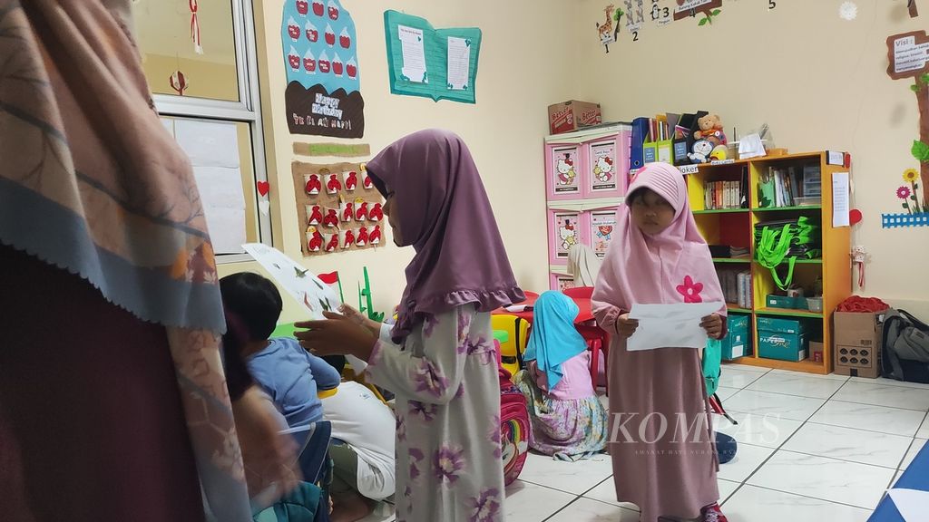 Suasana pembelajaran dalam program <i>teach in</i> di TK Identik Islamic School, Kecamatan Serpong, Tangerang Selatan, Banten, Selasa (30/1/2024)