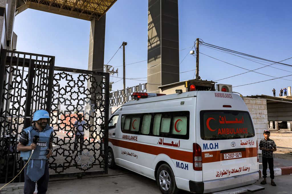 Seorang jurnalis bersiaga di dekat ambulans milik Kementerian Kesehatan Palestina saat akan memasuki perbatasan Rafah, Rabu (1/11/2023). 