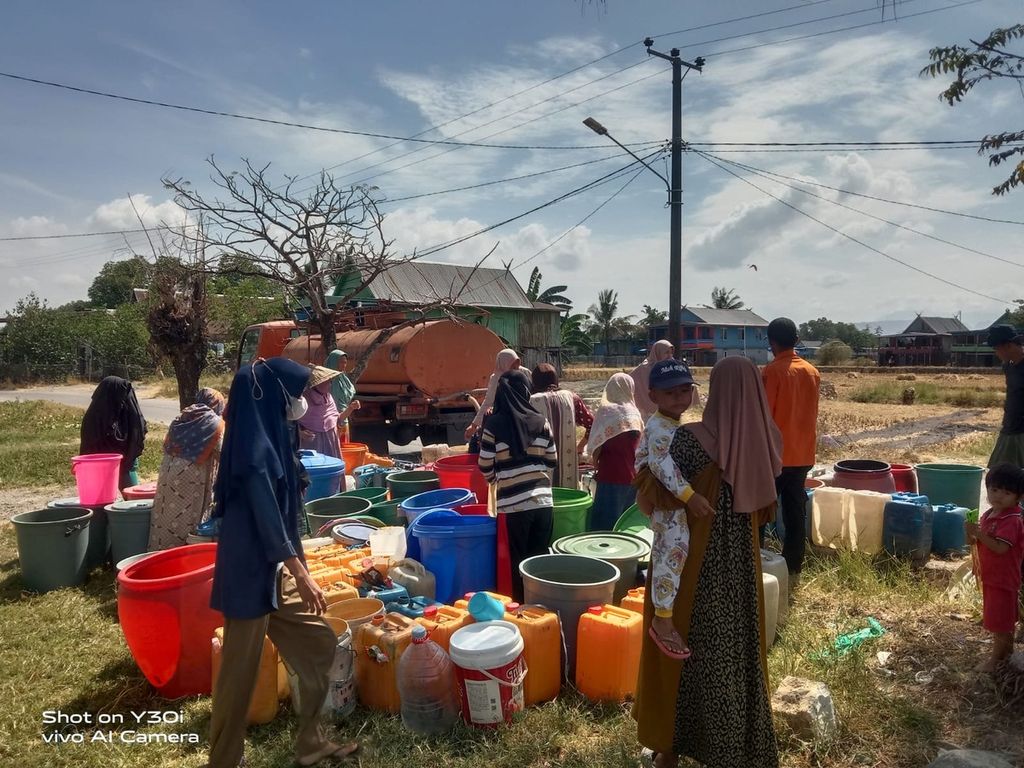 Warga Desa Tunikamaseang, Kecamatan Bontoa, Maros, Sulawesi Selatan, mengantre air bersih, Rabu (9/10/2024). Kekeringan melanda Maros sejak empat bulan terakhir dan meluas ke sembilan kecamatan.