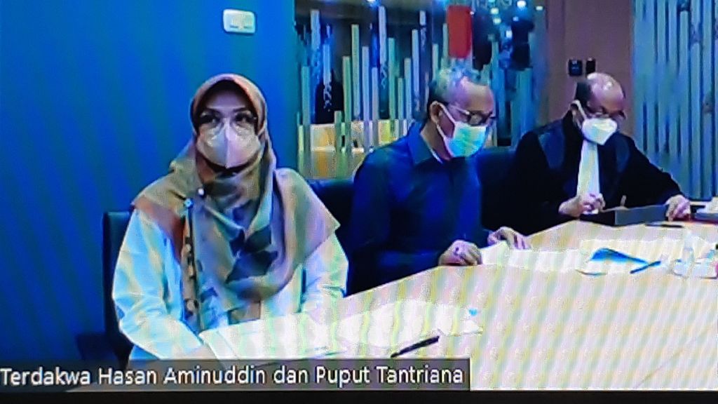 Bupati Probolinggo nonaktif Puput Tantriana Sari bersama suaminya, Hasan Aminuddin, saat sidang dakwaan di Pengadilan Tipikor Surabaya, Selasa (25/1/2022).
