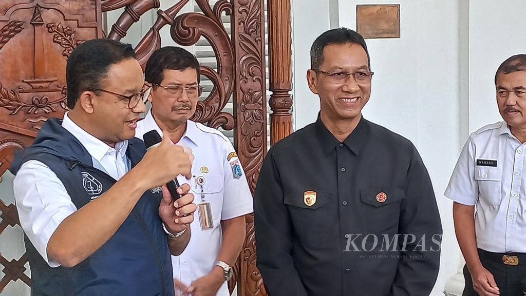 Gubernur DKI Jakarta Anies Baswedan bertemu Kepala Sekretariat Presiden Heru Budi Hartono melakukan jumpa pers di Balai Kota DKI Jakarta, Rabu (12/10/2022). 
