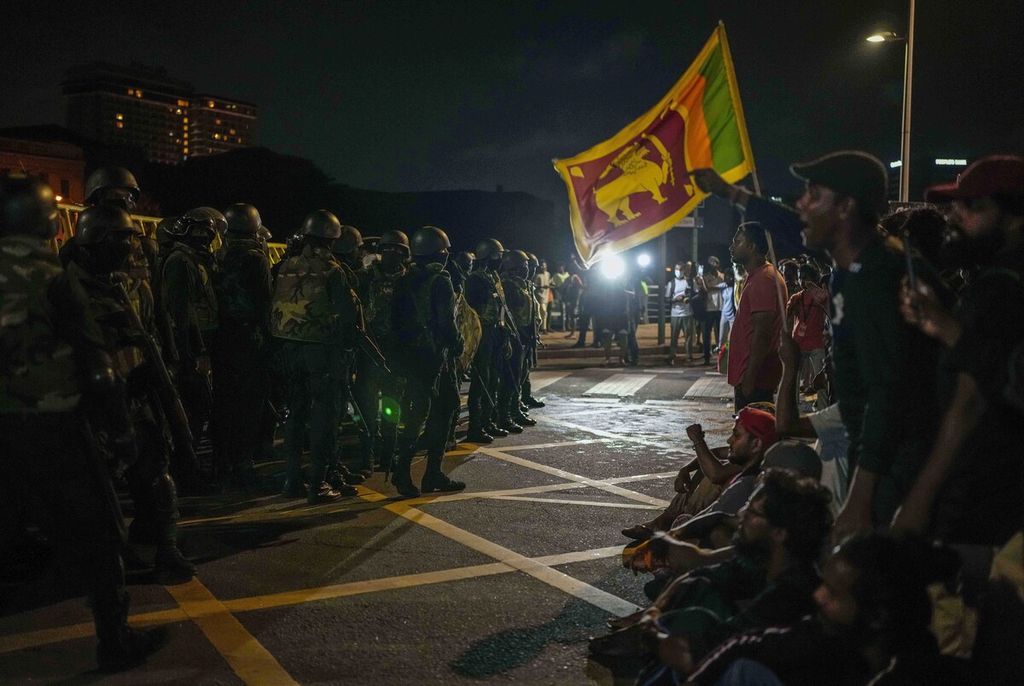 Para pendemo berhadapan dengan aparat keamanan Sri Lanka di dekat Sekretariat Kepresidenan Sri Lanka di Colombo, Jumat (22/7/2022). 