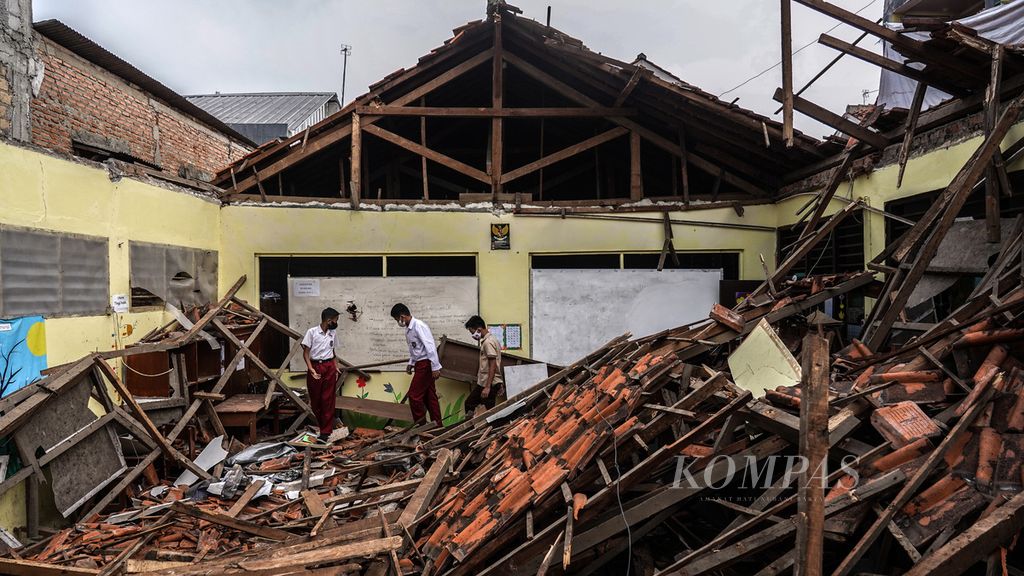 Dua ruang kelas SD Negeri Ciheuleut 1 dan SD Negeri Ciheulelut 2, Ciheuleut, Kota Bogor, Jawa Barat, mengalami kerusakan akibat roboh atapnya, Selasa (29/3/2022). Robohnya atap kelas dua sekolahan yang berdiri dalam satu lokal bangunan ini terjadi pada Senin (28/3/2022). 
