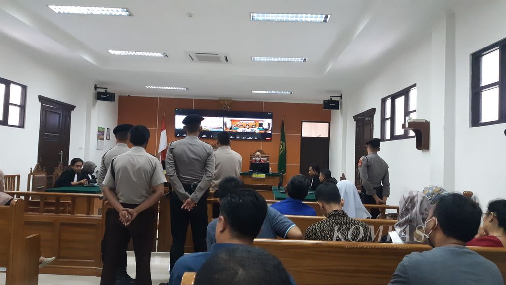 Sejumlah aparat kepolisian mengamankan sidang putusan perkara polisi terdakwa kasus kekerasan anak tiri di Kantor Pengadilan Negeri Sumber Kabupaten Cirebon, Jawa Barat, Kamis (9/3/2023).