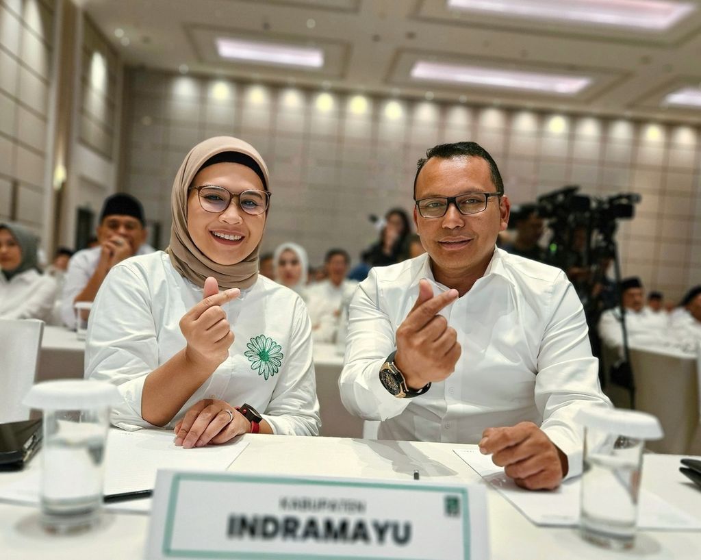 Nina Agustina berfoto bersama Tabroni setelah menerima surat rekomendasi dari Partai Kebangkitan Bangsa untuk Pemilihan Kepala Daerah Indramayu 2024 di Jakarta, Minggu (18/8/2024). PKB menetapkan Nina dan Tobroni untuk Pilkada Indramayu. 