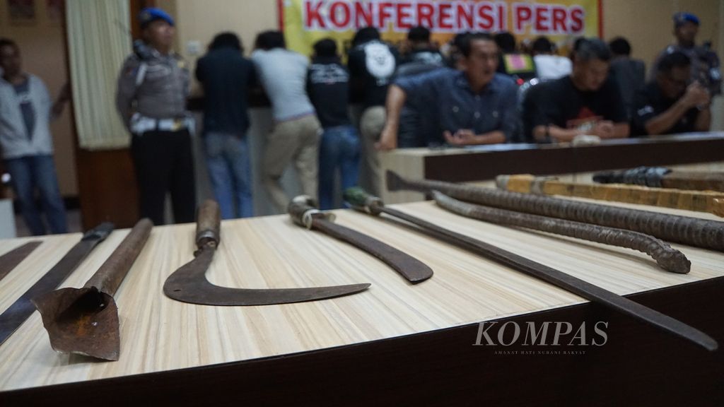 Senjata tajam yang dimiliki pelajar yang diduga terlibat aksi geng pelajar dalam ungkap kasus di Polres Kota Yogyakarta, Minggu (12/1/2020).