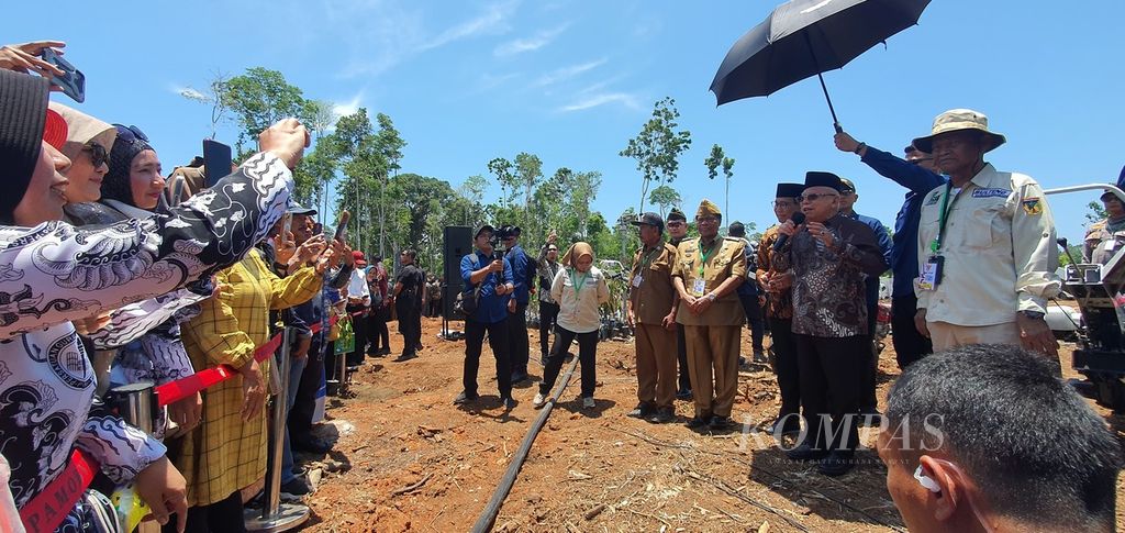 Wakil Presiden Maruf Amin berinteraksi dengan warga yang menghadiri peresmian Kawasan Pangan Nusantara di Kabupaten Donggala, Provinsi Sulawesi Tengah, Rabu (4/10/2023).