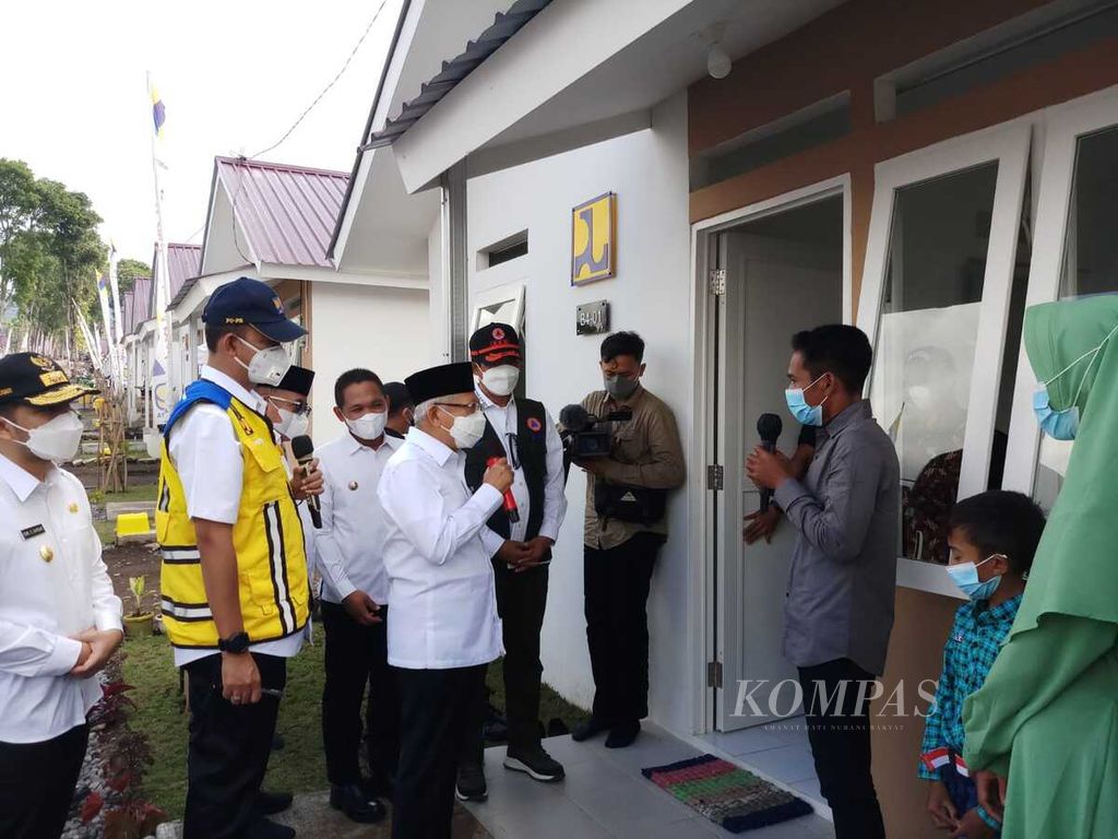 Wakil Presiden Ma'ruf Amin saat berdialog dengan Junaidi, warga yang menghuni hunian tetap di Desa Sumbermujur, Kecamatan Candipuro, Kabupaten Lumajang, Jawa Timur, Kamis (2/6/2022).