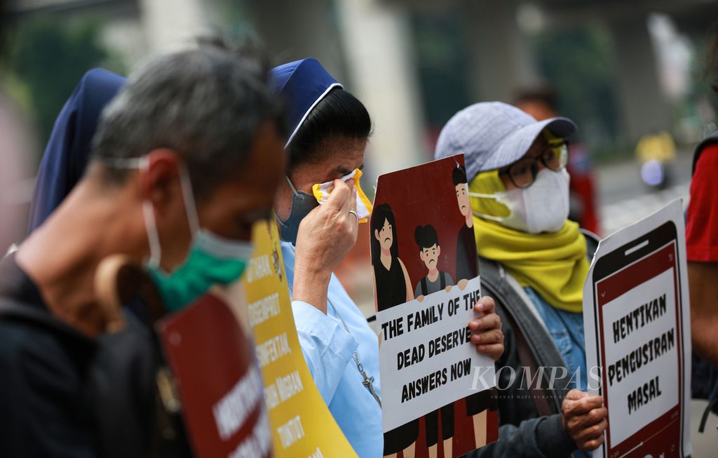 Pengunjuk rasa menyuarakan protes di depan Kedutaan Besar Malaysia, di Jakarta, 24 Juni 2022. Mereka memprotes Pemerintah Malaysia atas  penyiksaan dan kematian buruh migran Indonesia di Pusat Tahanan Imigrasi, di Tawau, Sabah, Malaysia.