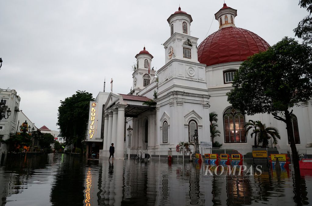 Banjir menggenangi kawasan Kota Lama, Kota Semarang, Jawa Tengah, Kamis (14/3/2024).  