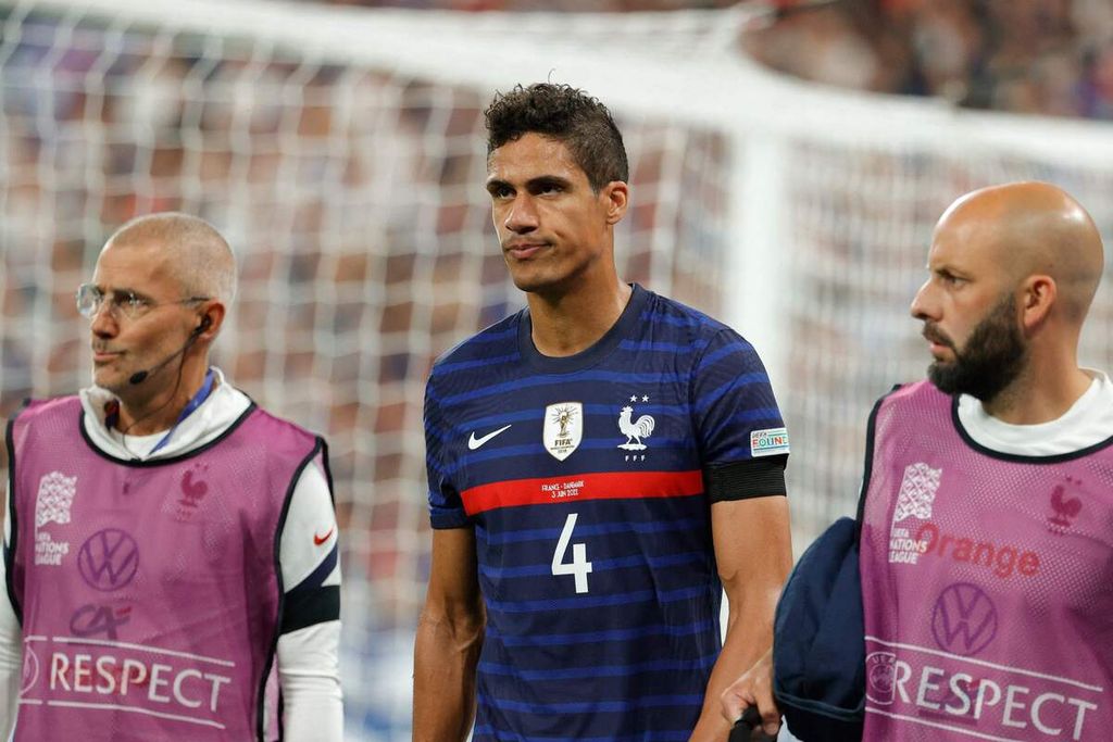 Bek Perancis, Raphale Varane, meninggalkan lapangan karena cedera dalam pertandingan pertama Liga Nasional Grup A antara Perancis dan Denmark di Stadion Stade de France, Paris, 3 Juni 2022. Varane diragukan tampil di Piala Dunia Qatar karena cedera lutut.