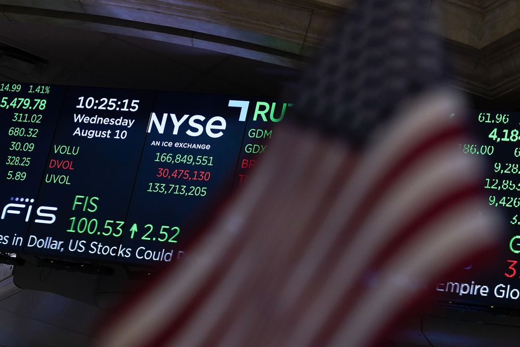 Tayangan layar menampilkan data pasar di Bursa Efek New York di New York City, AS, 10 Agustus 2022. 