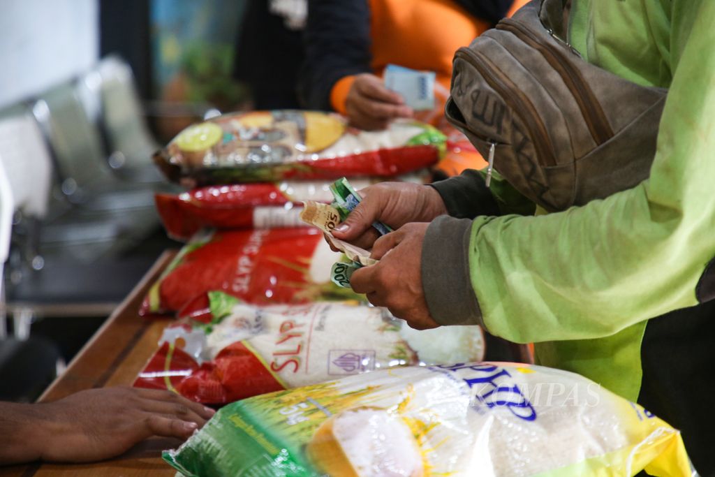 Warga mempersiapkan uang untuk membeli beras Program Stabilisasi Pasokan dan Harga Pangan (SPHP) ukuran 5 kilogram seharga Rp 53.000 di kantor Kelurahan Kramat Pela, Kebayoran Baru, Jakarta Selatan, Rabu (28/2/2024).