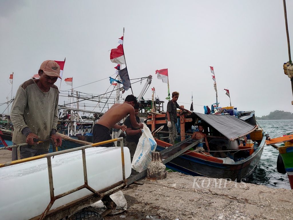 Aktivitas nelayan di kawasan pesisir Bandar Lampung pada Kamis (1/9/2022).