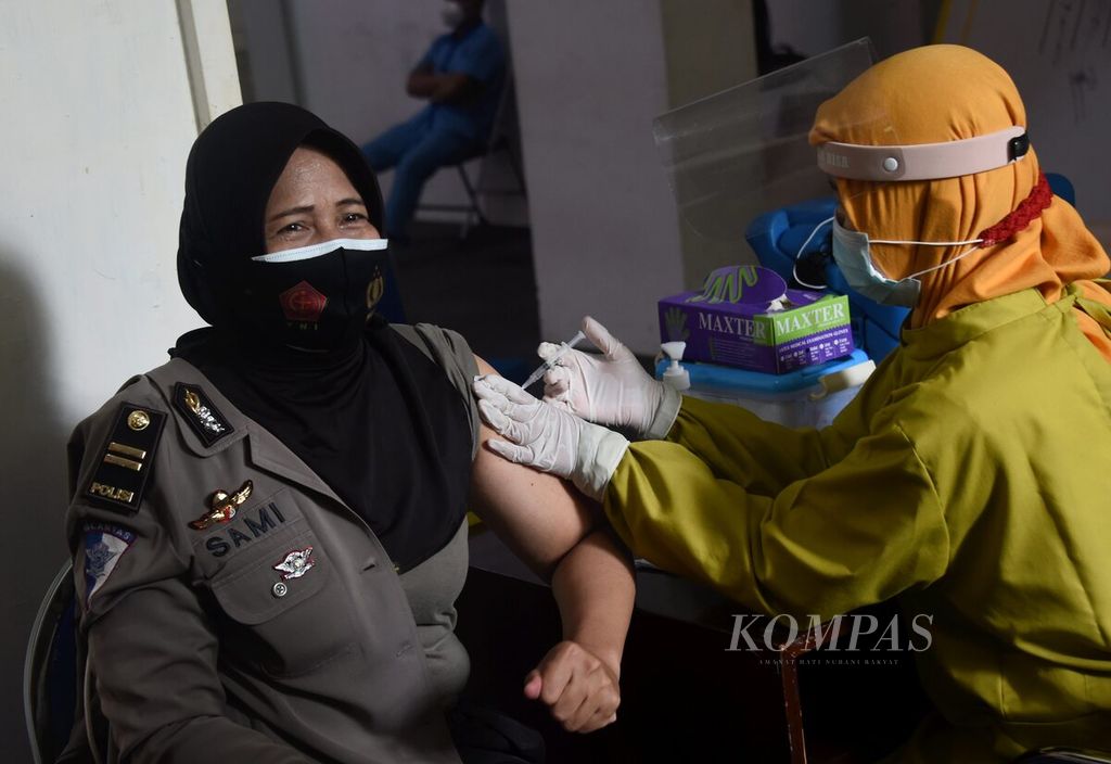 Anggota Kepolisian Resor Kota Besar Surabaya mendapatkan vaksin Covid-19 di Surabaya, Jawa Timur, Selasa (23/2/2021). 