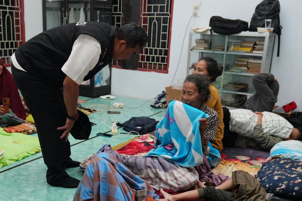 Penjabat Gubernur Sulawesi Selatan Bahtiar Baharuddin menemui pengungsi di Luwu, Sabtu (4/5/2024). Hingga kini, 14 korban meninggal akibat banjir dan longsor di Luwu.