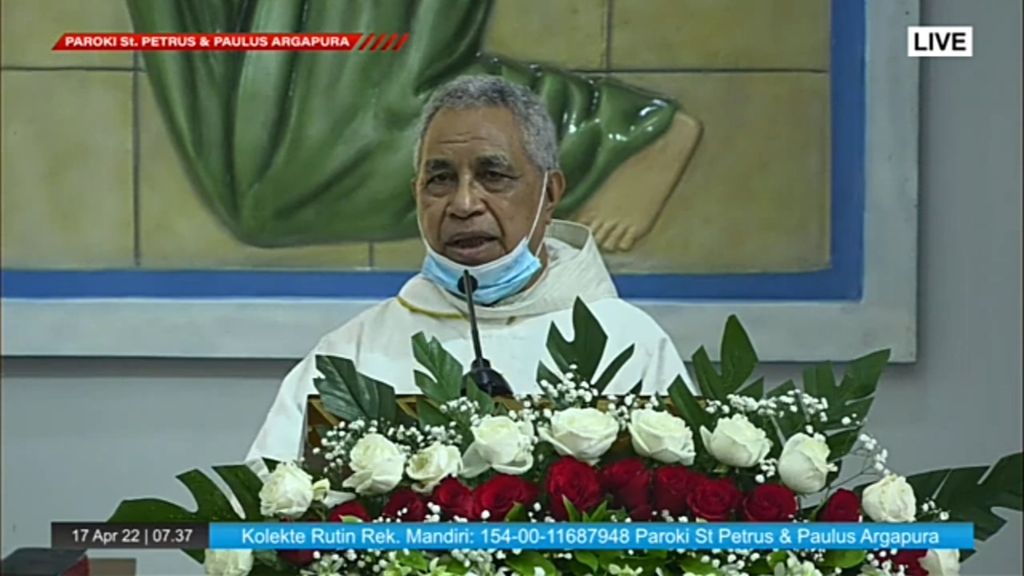 The bishop of Jayapura  Monsignor Leo Laba Ladjar leads a mass at the Argapura Saint Peter and Paul Church, Jayapura City, Papua, Sunday (17/4/2022).