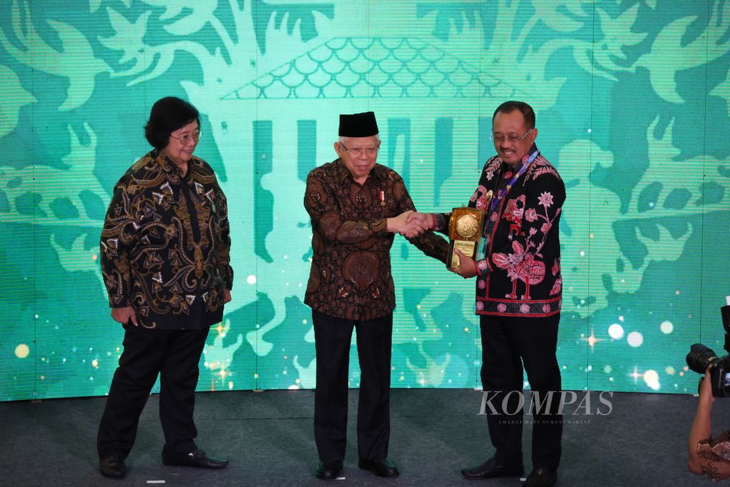 Wakil Presiden Maruf Amin menyerahkan penghargaan Adipura Kencana kepada Wali Kota Surabaya Eri Cahyadi dalam pemberian penghargaan Adipura di Kementerian Lingkungan Hidup dan Kehutanan, Jakarta, Selasa (5/3/2024).