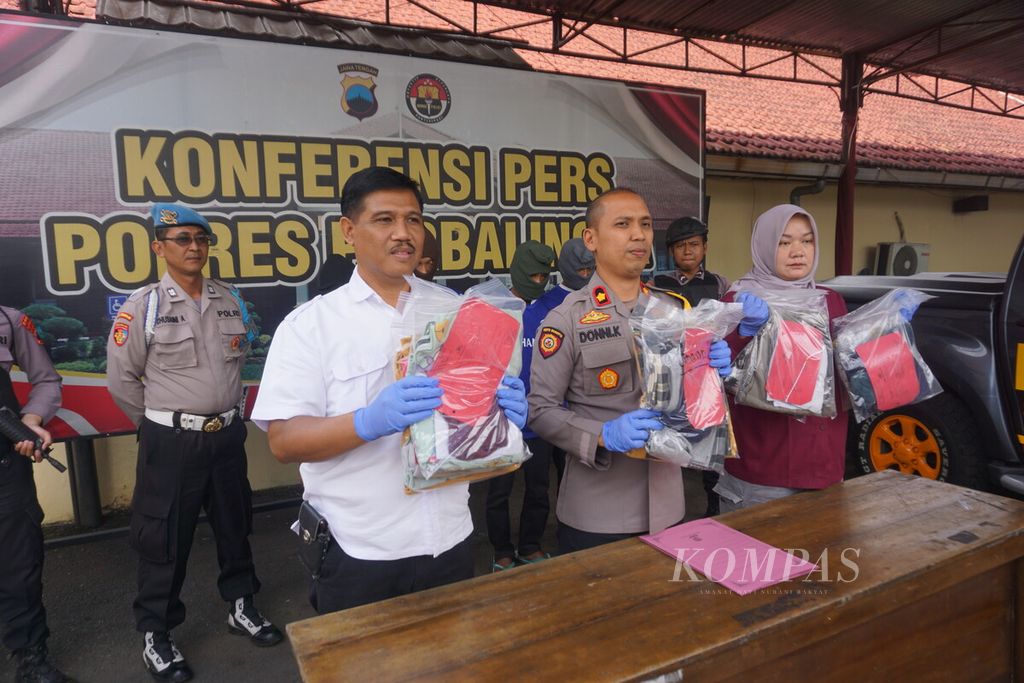 Jajaran Kepolisian Resor Purbalingga menunjukkan barang bukti kasus empat pria yang melakukan persetubuhan terhadap remaja putri hingga hamil, di Purbalingga, Jawa Tengah, Kamis (13/7/2023).