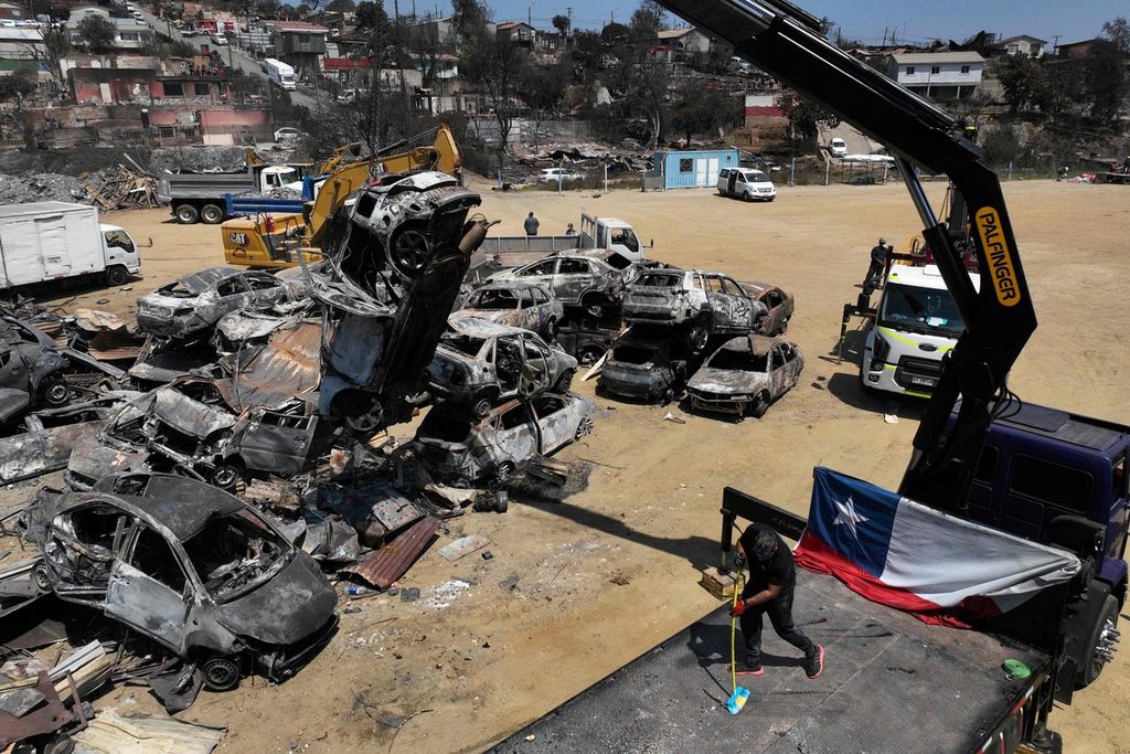 Pembersihan sisa kebakaran di Villa Independencia, Chile, pada Senin (5/2/2024).  