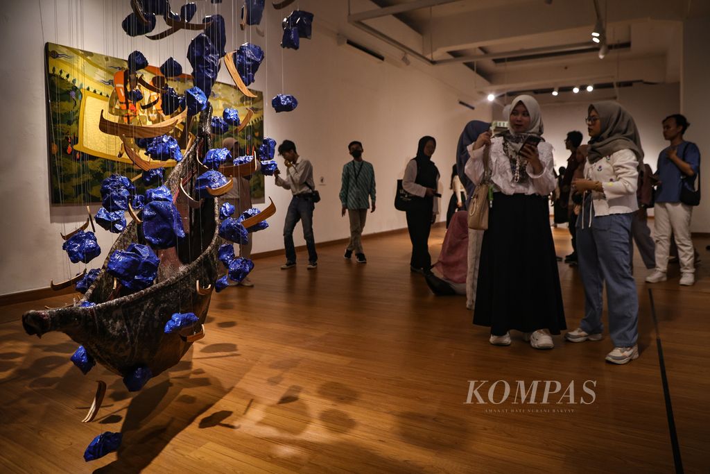 Visitors observe the installation artwork by Nesar Eesar at the Contemporary Indonesian Art Exhibition: Postmodern at the National Gallery of Indonesia in Jakarta on Friday (29/12/2023). The exhibition features works from 12 artists with diverse disciplinary backgrounds. Running until January 21, 2024, the exhibition aims to showcase the latest developments in Indonesian contemporary art.