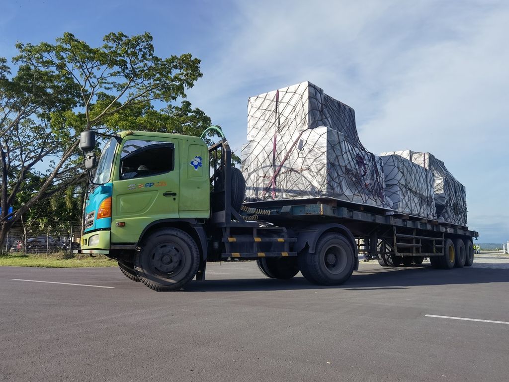 Truk pengangkut kargo berisi logistik kejuaraan dunia Superbike atau WSBK meninggalkan terminal kargo Bandara Internasional Lombok, Sabtu (29/10/2022) sore. Kargo tersebut dibawa pesawat kargo dengan nomor penerbangan QR 8062 milik Qatar Airways.  