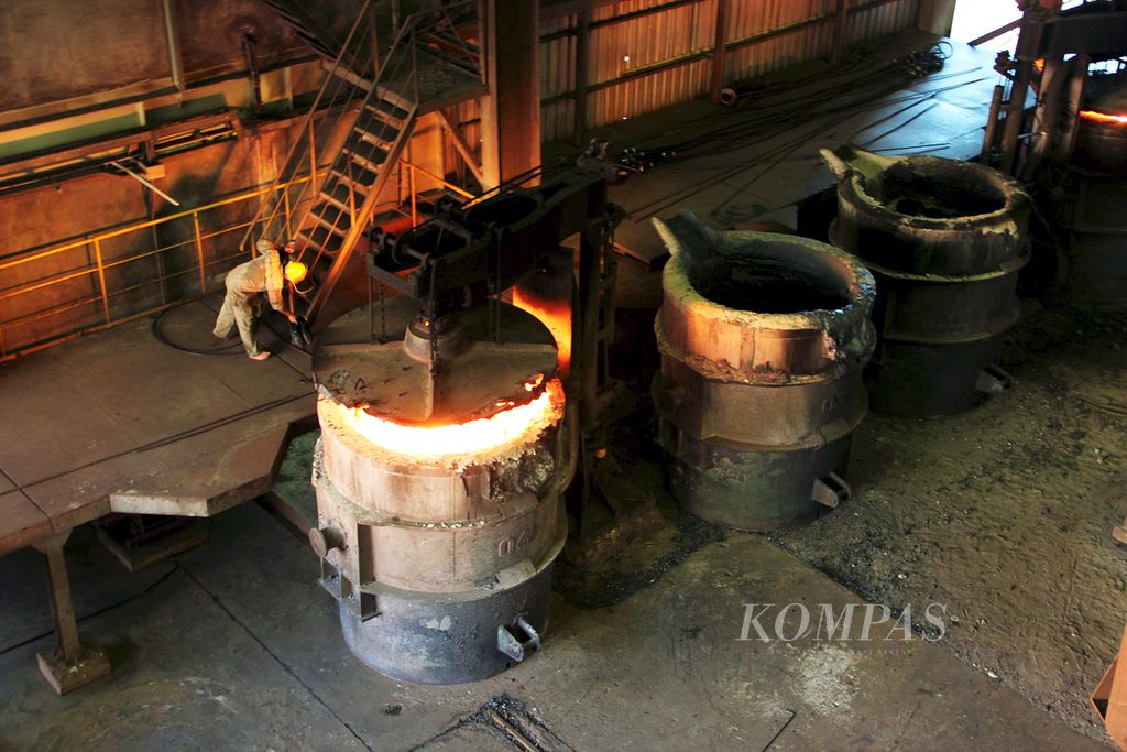 Pekerja mengoperasikan salah satu alat pengolahan bijih nikel PT Aneka Tambang (Antam) di Pomalaa, Kabupaten Kolaka, Sulawesi Tenggara, beberapa waktu lalu.