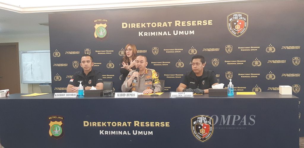 Polda Metro Jaya, Kamis (20/4/2023), merilis kasus pembunuhan berencana terhadap Naima Bachmid, pemilik penginapan Assirot Residence, Kebon Jeruk, Jakarta Barat.