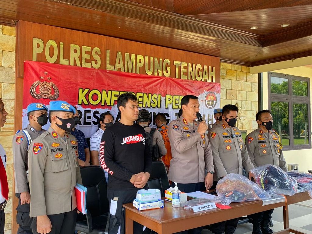  Polda Lampung menggelar konferensi pers kasus penembakan anggota polisi oleh rekannya sesama anggota polisi di Polres Lampung Tengah, Senin (5/9/2022).