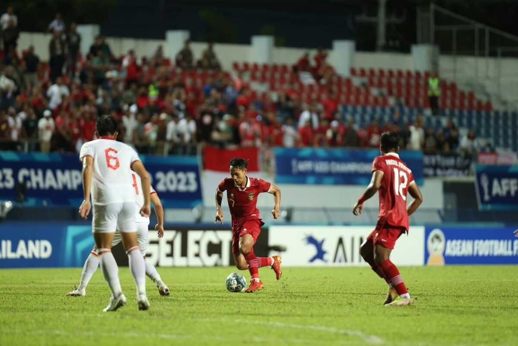 Gelandang timnas Indonesia, Beckham Putra, menggiring bola dengan dibayangi pemain belakang Vietnam dalam laga final Piala AFF U-23 di Stadion Provinsi Rayong, Thailand, Sabtu (26/8/2023)