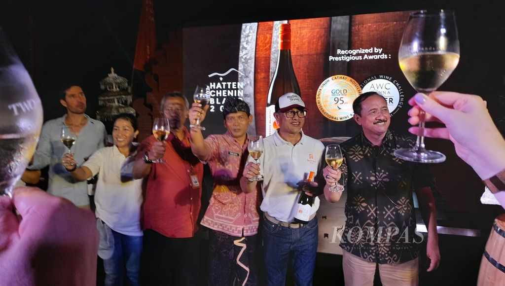 Suasana meriah dalam momen peluncuran produk edisi terbatas Hatten Wines Chenin Blanc di Desa Sanggalangit, Kecamatan Gerokgak, Kabupaten Buleleng, Bali, Kamis (2/11/2023).