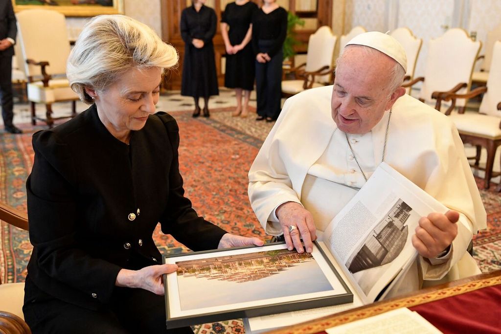 Foto yang dirilis oleh Media Vatikan per 10 Juni 2022 ini menunjukkan Paus Fransiskus (kanan) dan Presiden Komisi Eropa Ursula von der Leyen bertukar cendera mata usai pertemuan di Vatikan (Photo by VATICAN MEDIA / AFP)