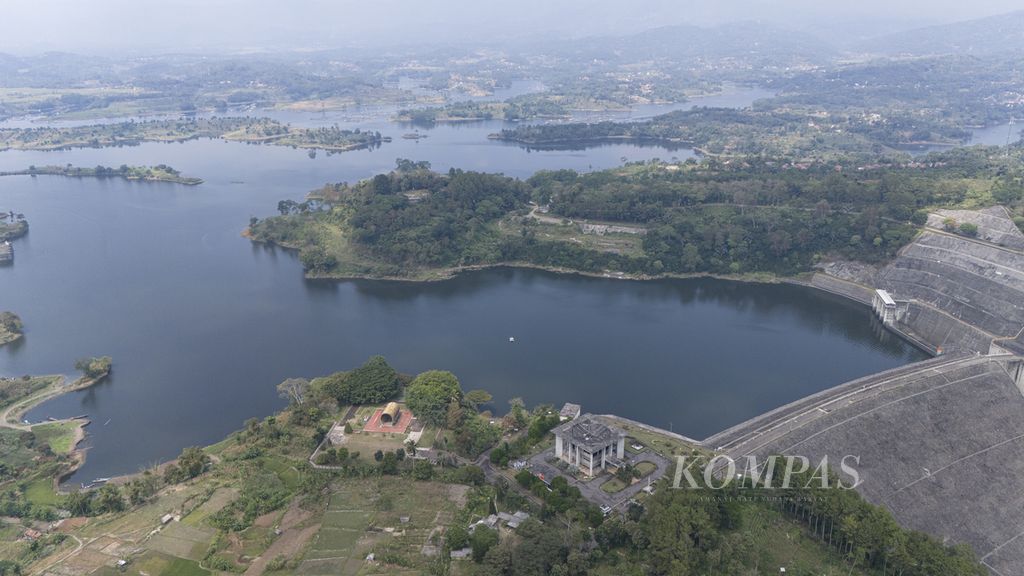 Foto aerial Waduk Saguling di Batujajar, Kabupaten Bandung Barat, Jawa Barat, Rabu (17/7/2024). Di lokasi ini akan dibangun pembangkit listrik tenaga surya terapung dan direncanakan akan beroperasi komersial pada Juni 2026.