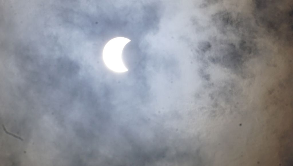Penampakan gerhana matahari sebagian dari Kabupaten Banyumas, Jawa Tengah, Kamis (20/4/2023).