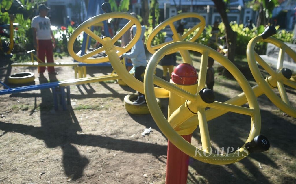 Warga mengunjungi Taman Lansia di Kota Surabaya, Jawa Timur, Minggu (18/8/2019). Taman tersebut dibangun pemerintah kota untuk kebutuhan warga lansia. Selain tersedia sarana olahraga, juga rutin diadakan pemeriksaan kesehatan gratis di taman tersebut.
